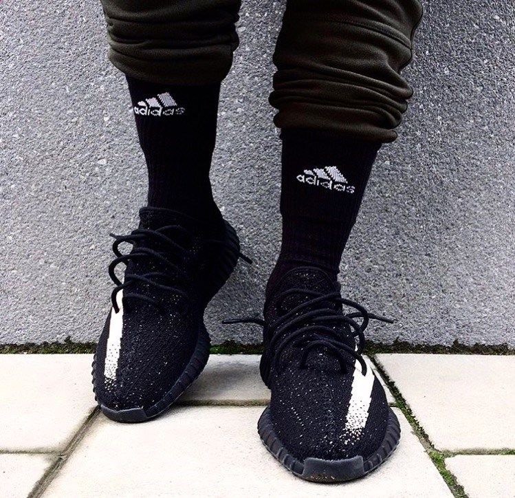 Social ADIDAS Yeezy Boost 350 V2