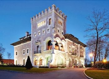 Lugar Hotel Castillo del Bosque La Zoreda