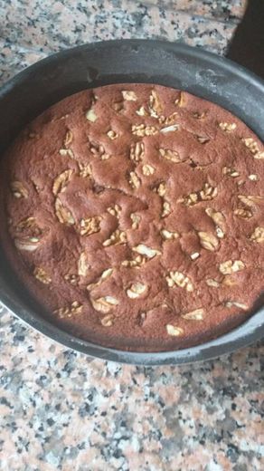 Bolo de chocolate com nozes