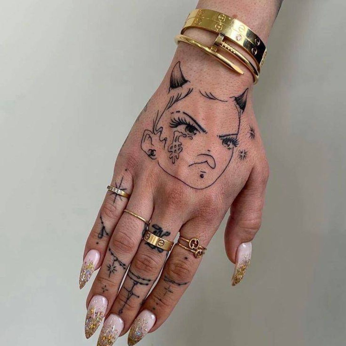 Moda hand tattoo