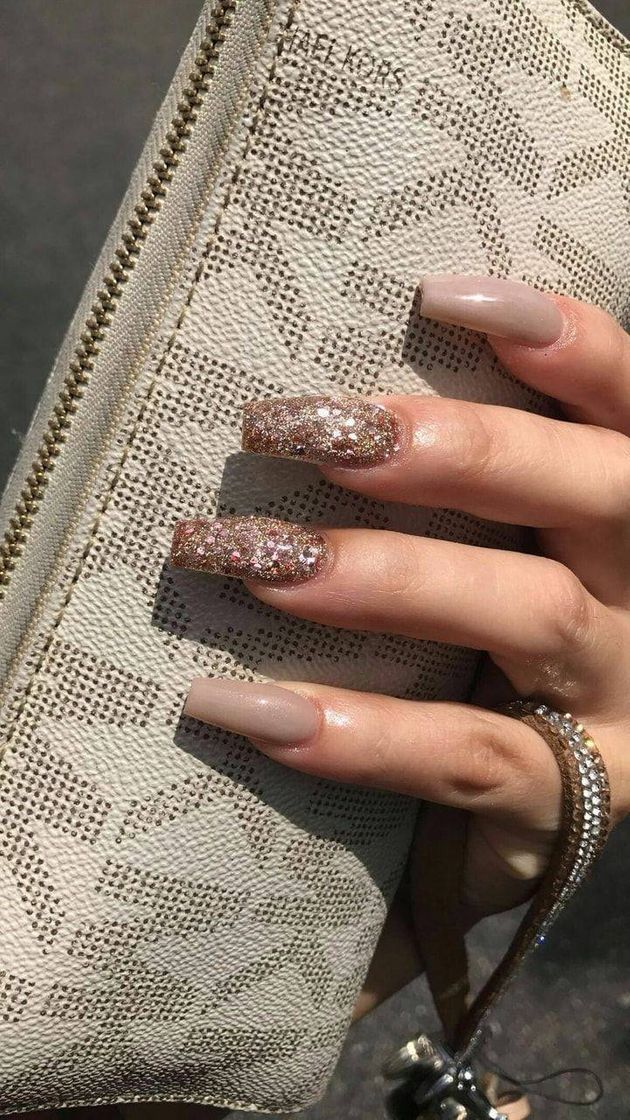 Unhas nude com brilho💫