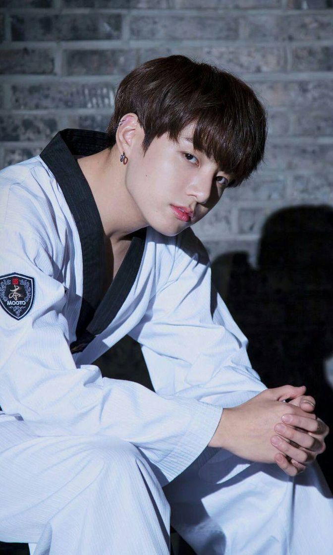 Fashion Jungkook praticando boxe e sendo faixa preta em Taekwondo.