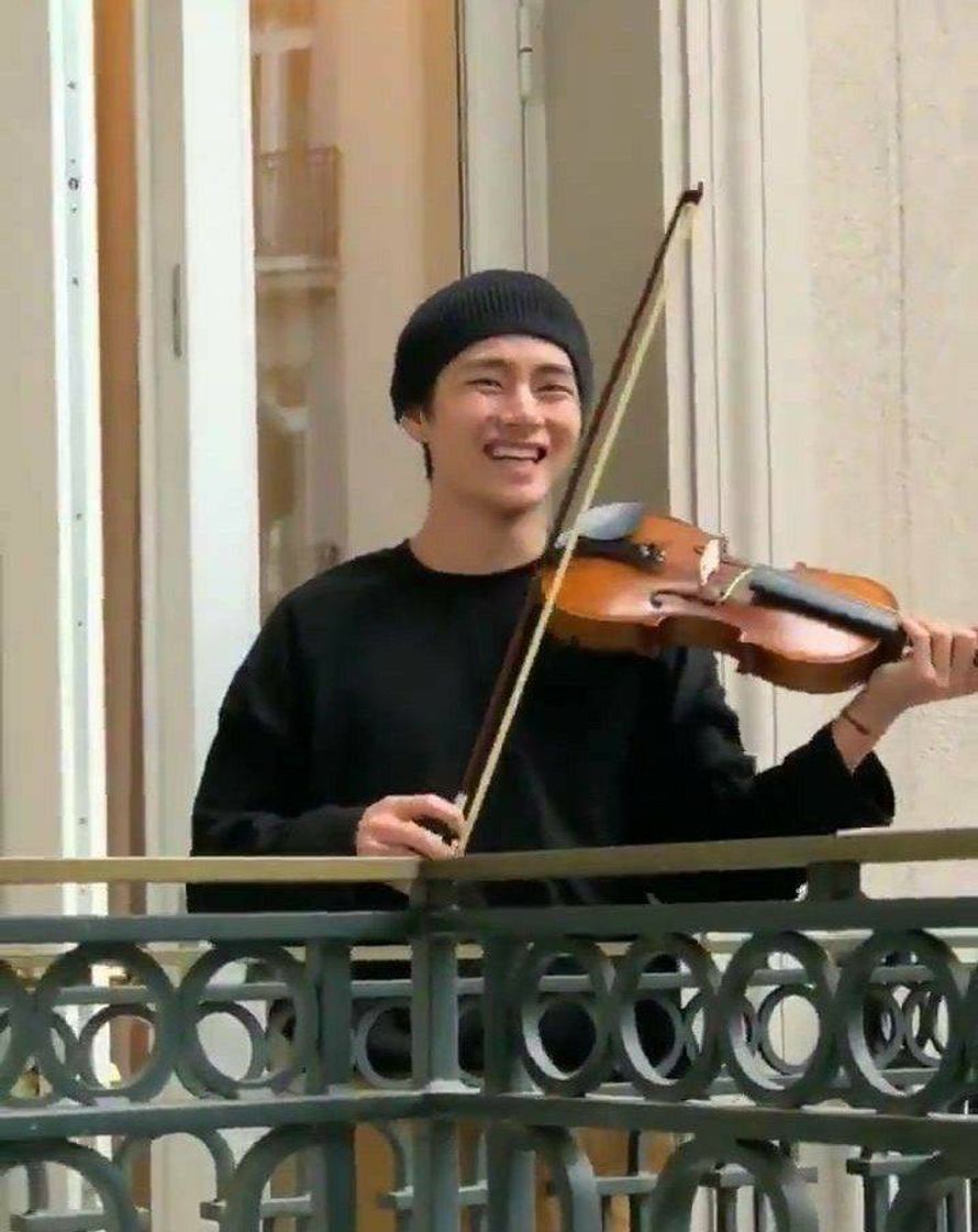 Moda Taehyung e seus talentos com instrumentos musicais.