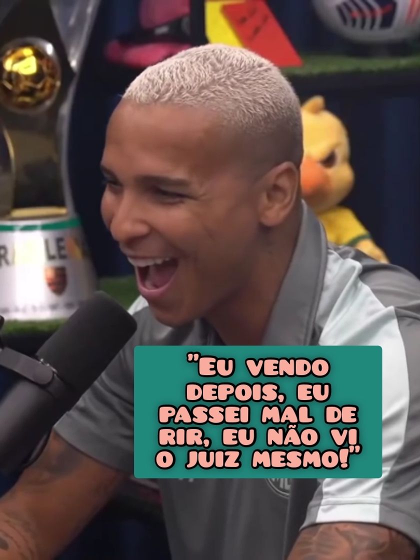 Social Deyverson comenta sobre a simulação de falta com o juiz. 