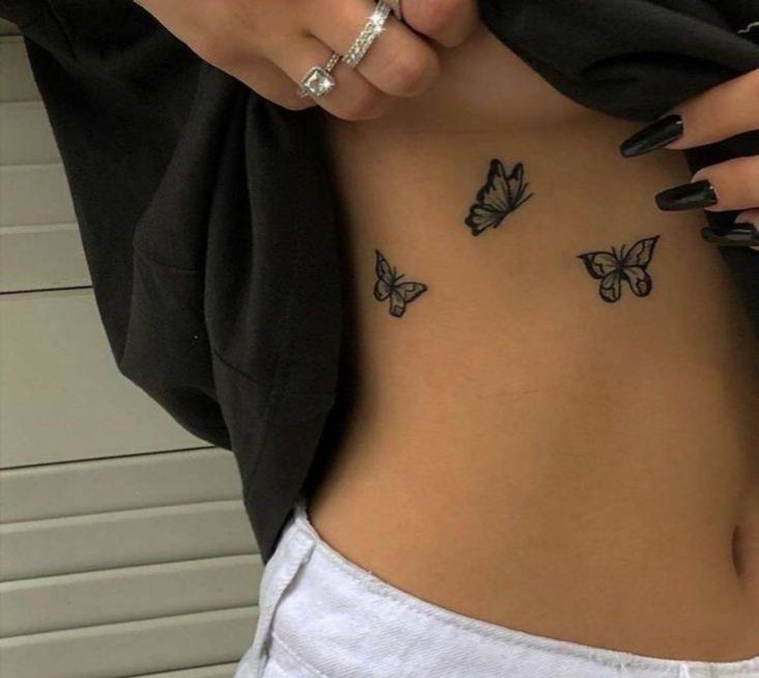 Tatuagem borboletas na cintura
