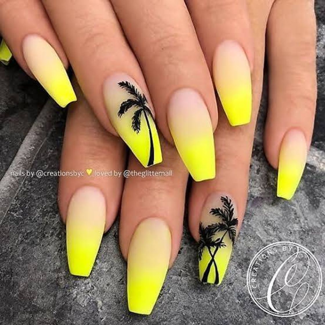 Social Unhas-Degradê Amarelo com desenho de coqueiro
