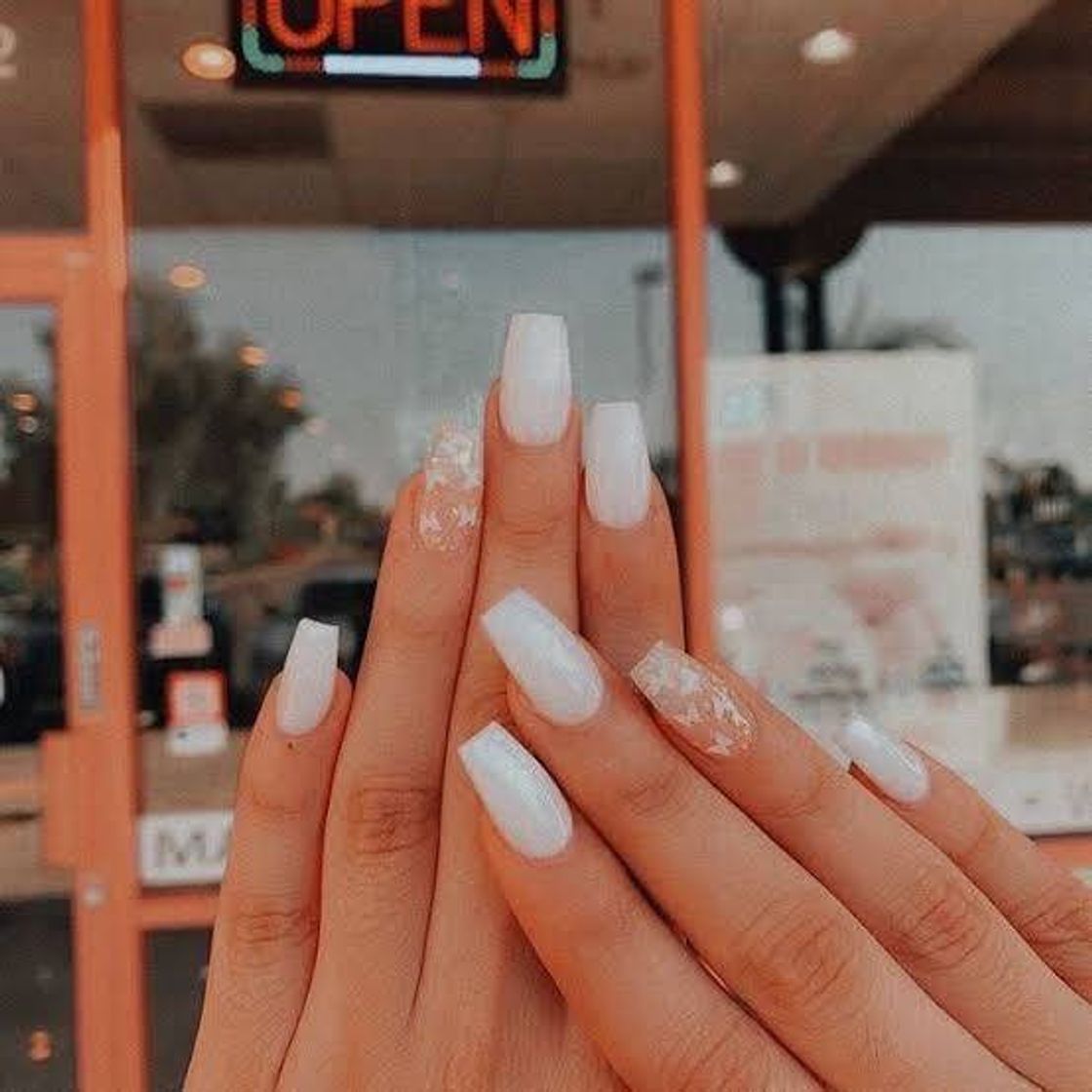 Social Unhas-Nude com Branco e desenho de borboleta