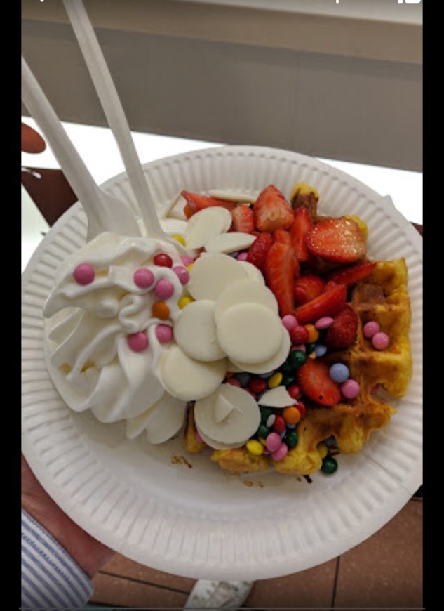 Lugares Waffles ,com frutas bolachas e iogurte natural em gelado !! 