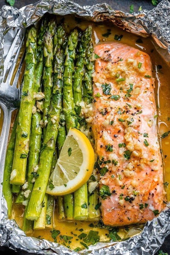 Moda Roasted salmon and aspargos w/ garlic sauce and lemon butter