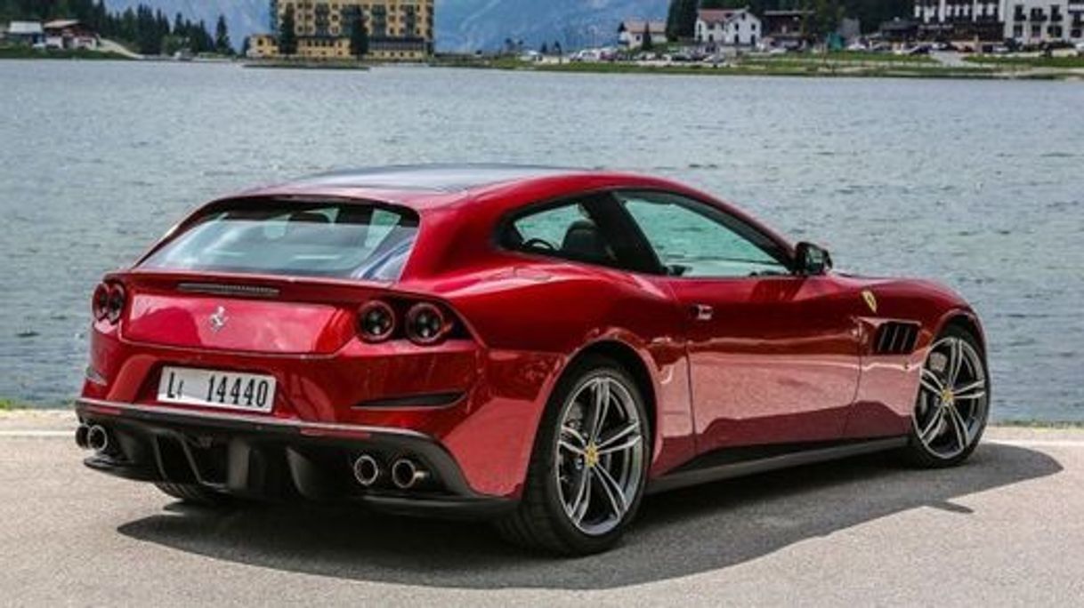Social Ferrari GTC4 Lusso
