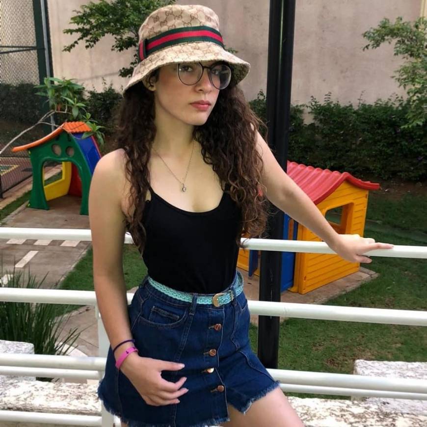 Moda Saia jeans, com body preta, cinto azul e chapéu da Gucci