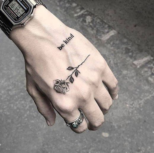 tatuagem na mão