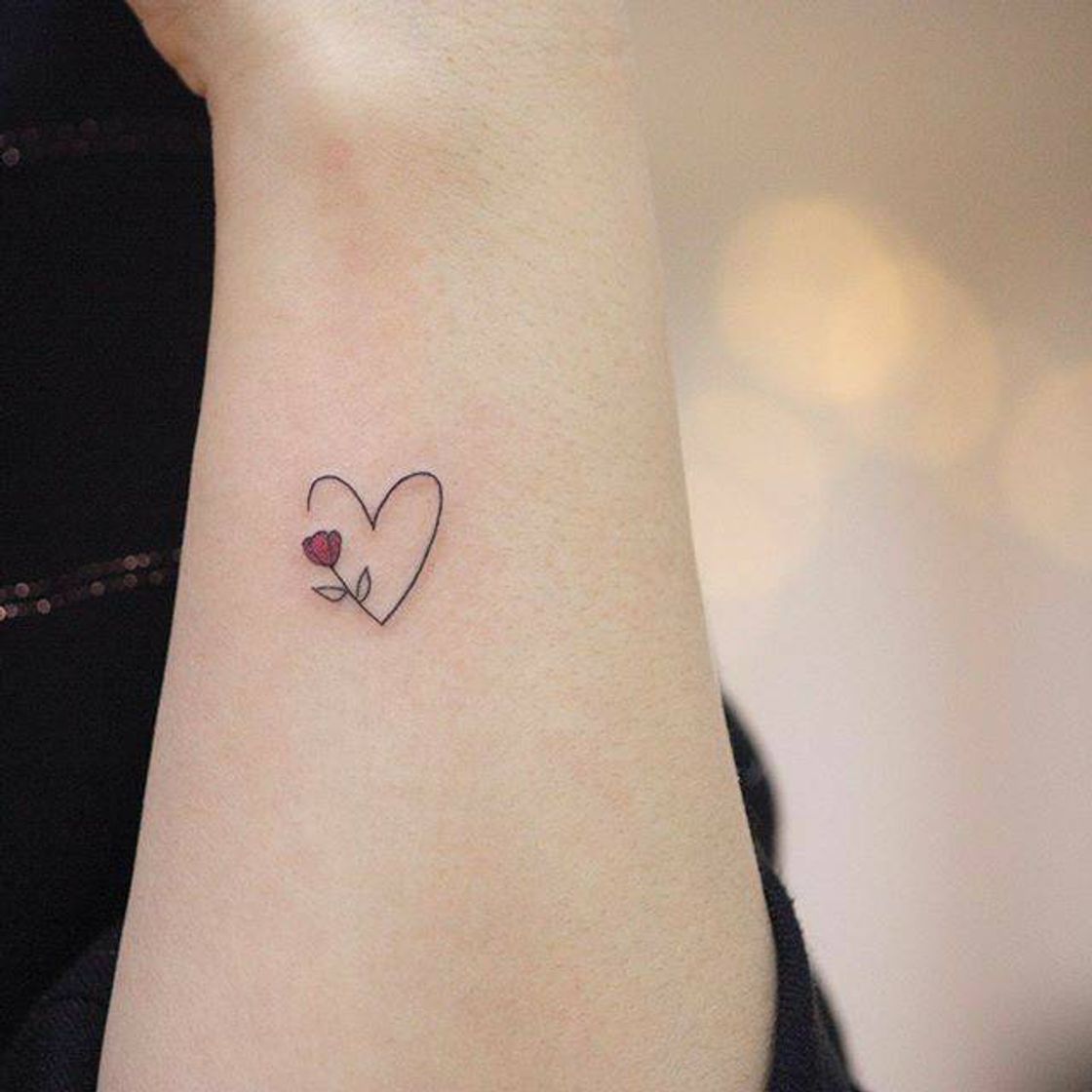 Fashion Tatuagem delicada de um coração composto de uma rosa