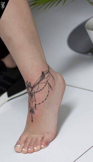Tatuagem feminina no pé.