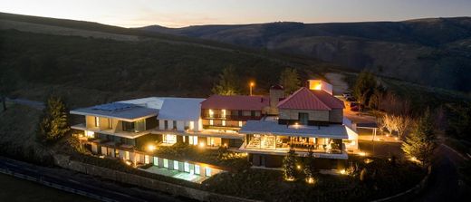 Casa de São Lourenço / Burel Panorama Hotel