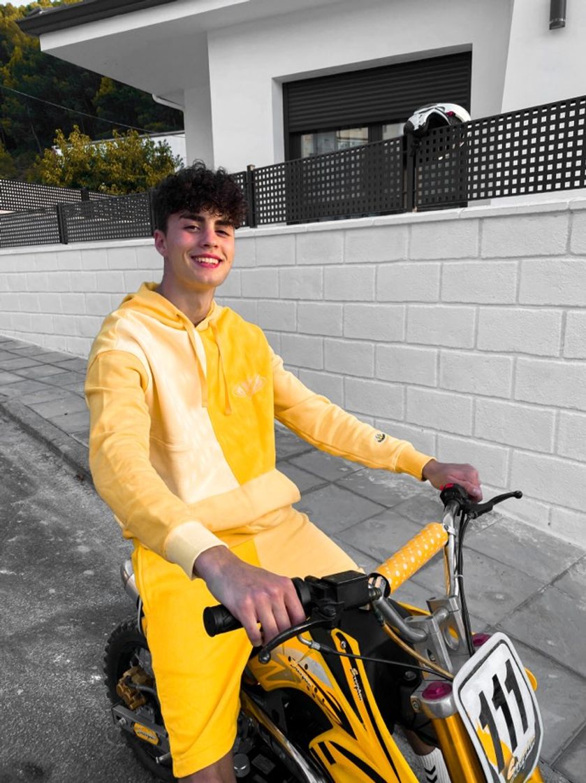 Social Compra Guess x J Balvin pantalón corto Colour Block en Amarillo