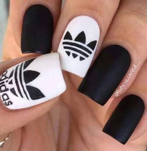 Uñas acrílicas adidas