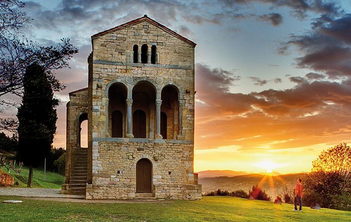 Lugar Santa María del Naranco. Prerrománico Asturiano