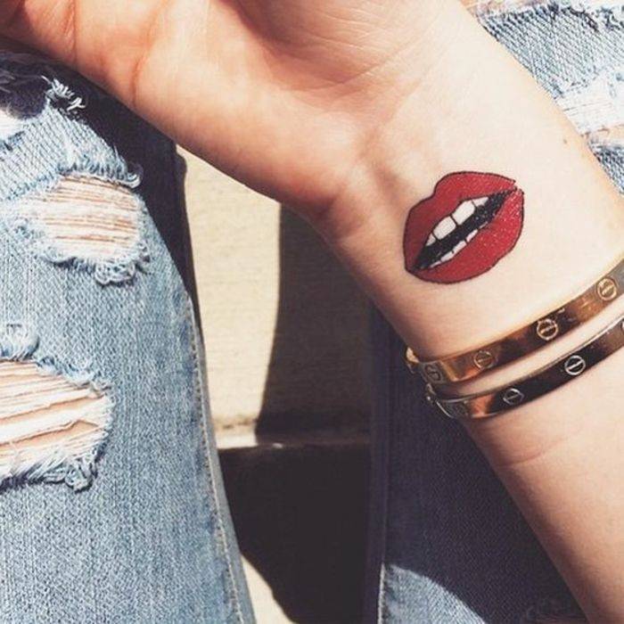Social Tatuaje para mujer de labios