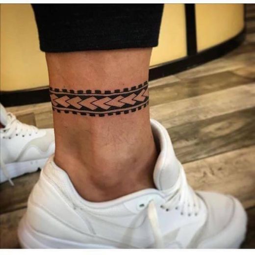 Tatuagem pulseira no pé 