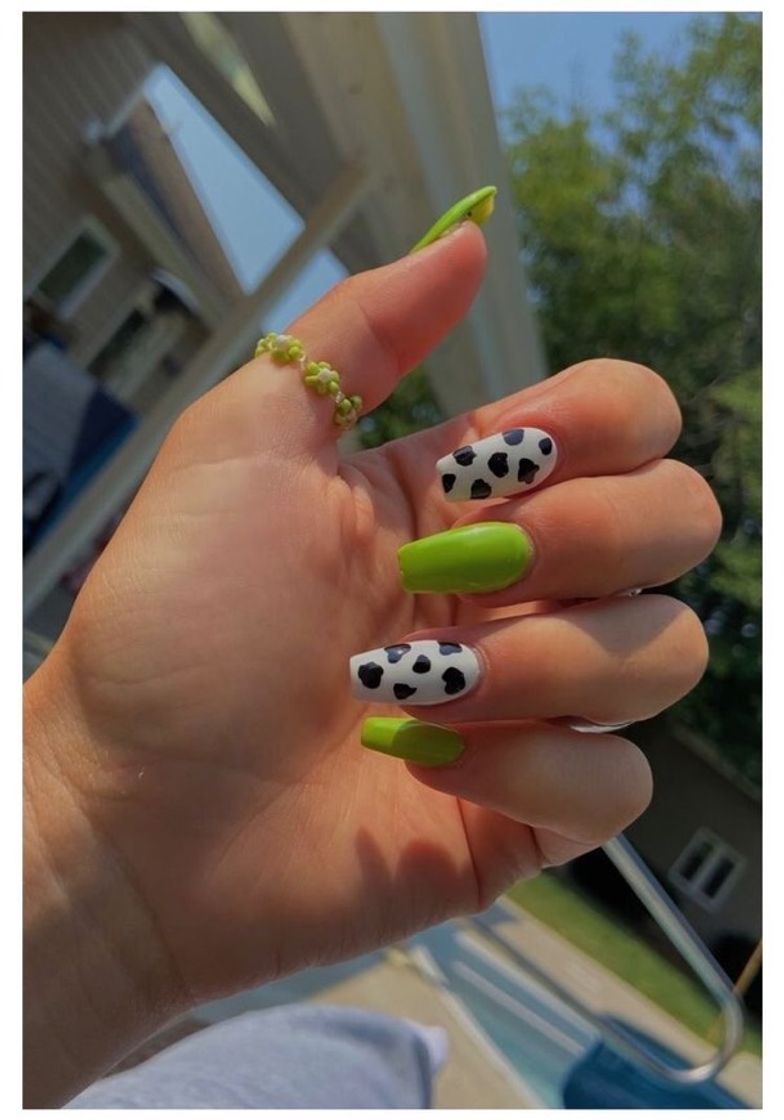 Fashion Unhas verdes e brancas com estampa de vaquinha 