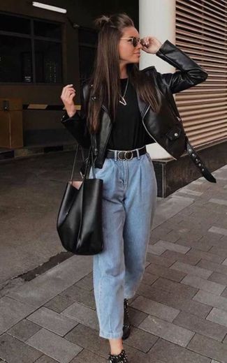 Black and jeans!! 👖🖤
