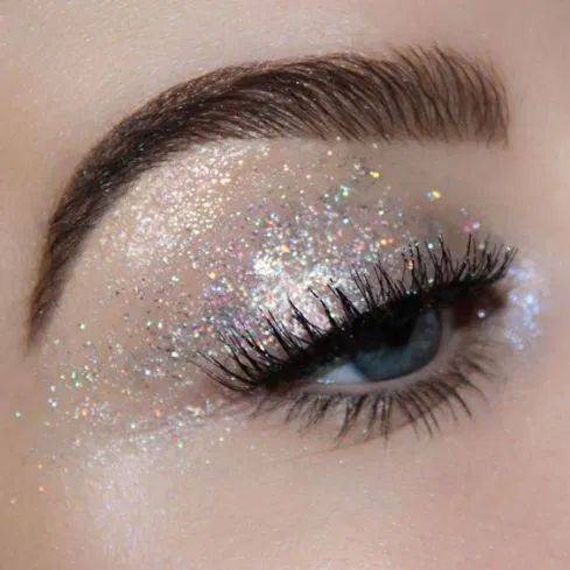 Moda Usando como sombra apenas glitter