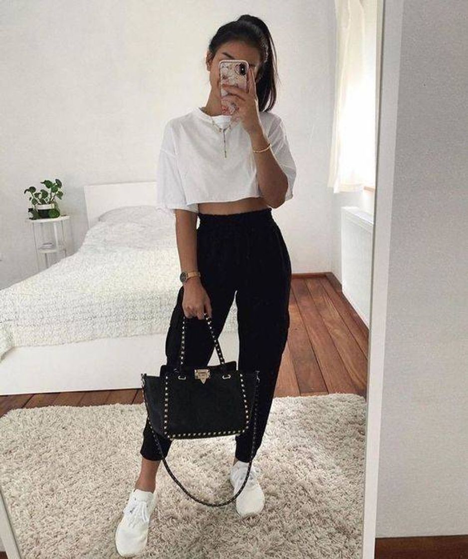 Fashion Cropped branco e calça cargo