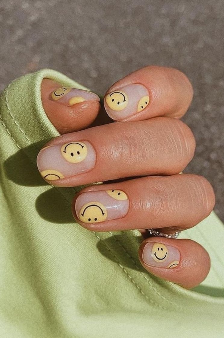 Moda Unhas decoradas com smiles diversos