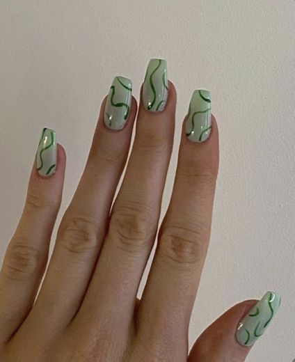 unhas com detalhes em verde