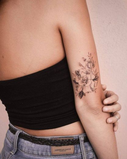 tatuagem flor braço