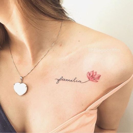 Tatuagem feminina- escrita 𝚏𝚊𝚖𝚒𝚕𝚒𝚊