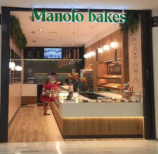 Manolo bakes