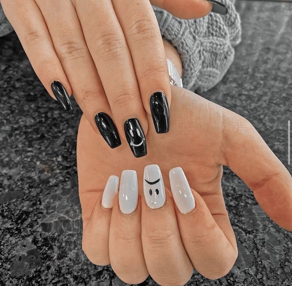 Fashion black and white nails