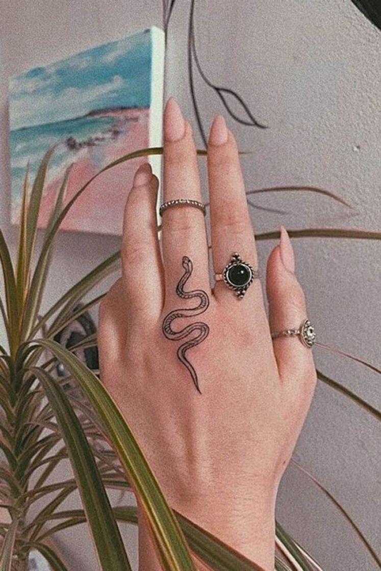 Tatuagem minimalistas de cobra 