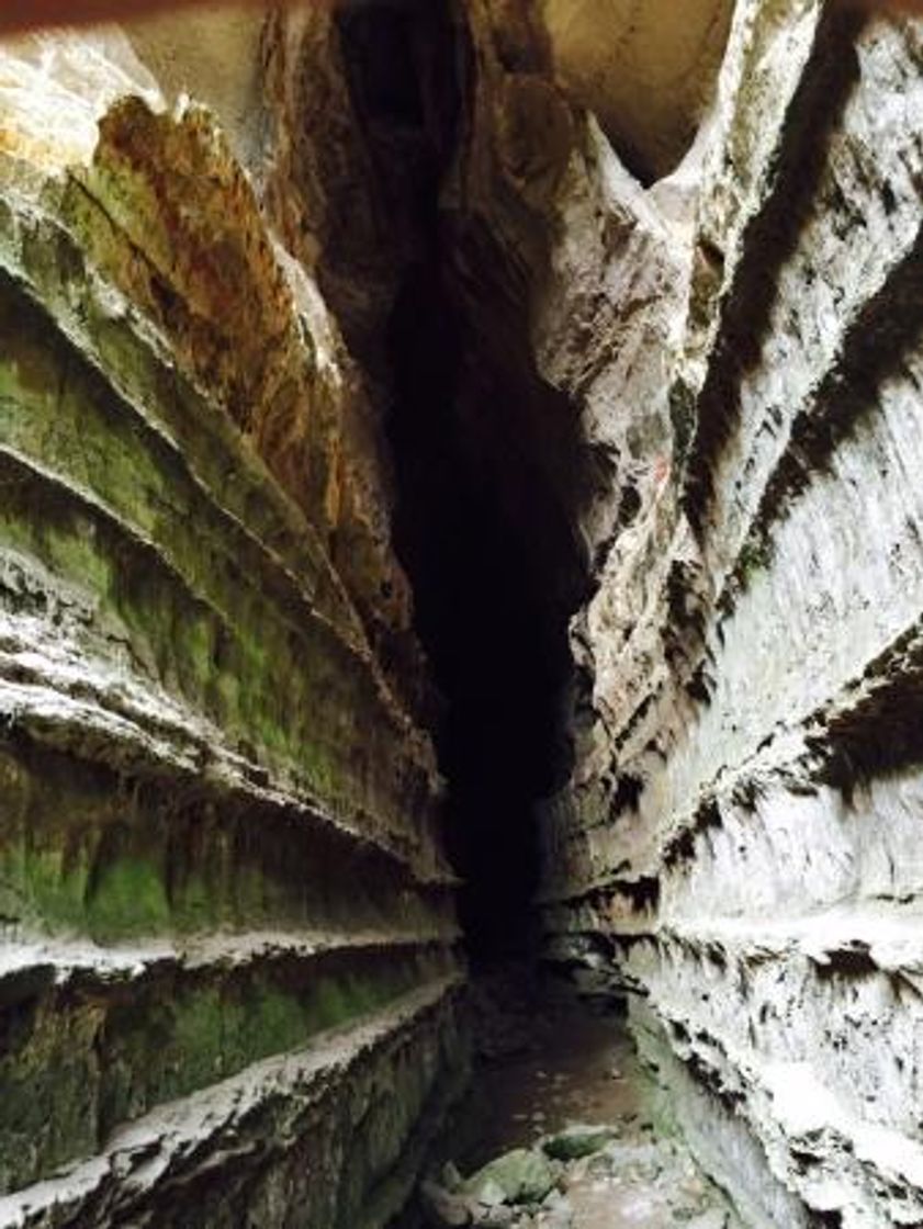 Lugar Caverna Kiogo Brado