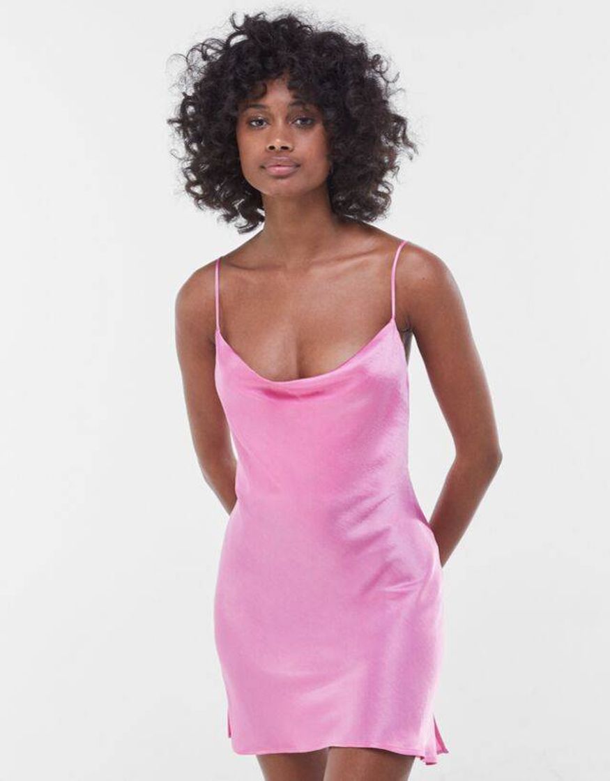 Fashion Vestido mini acetinado em rosa | Bershka 