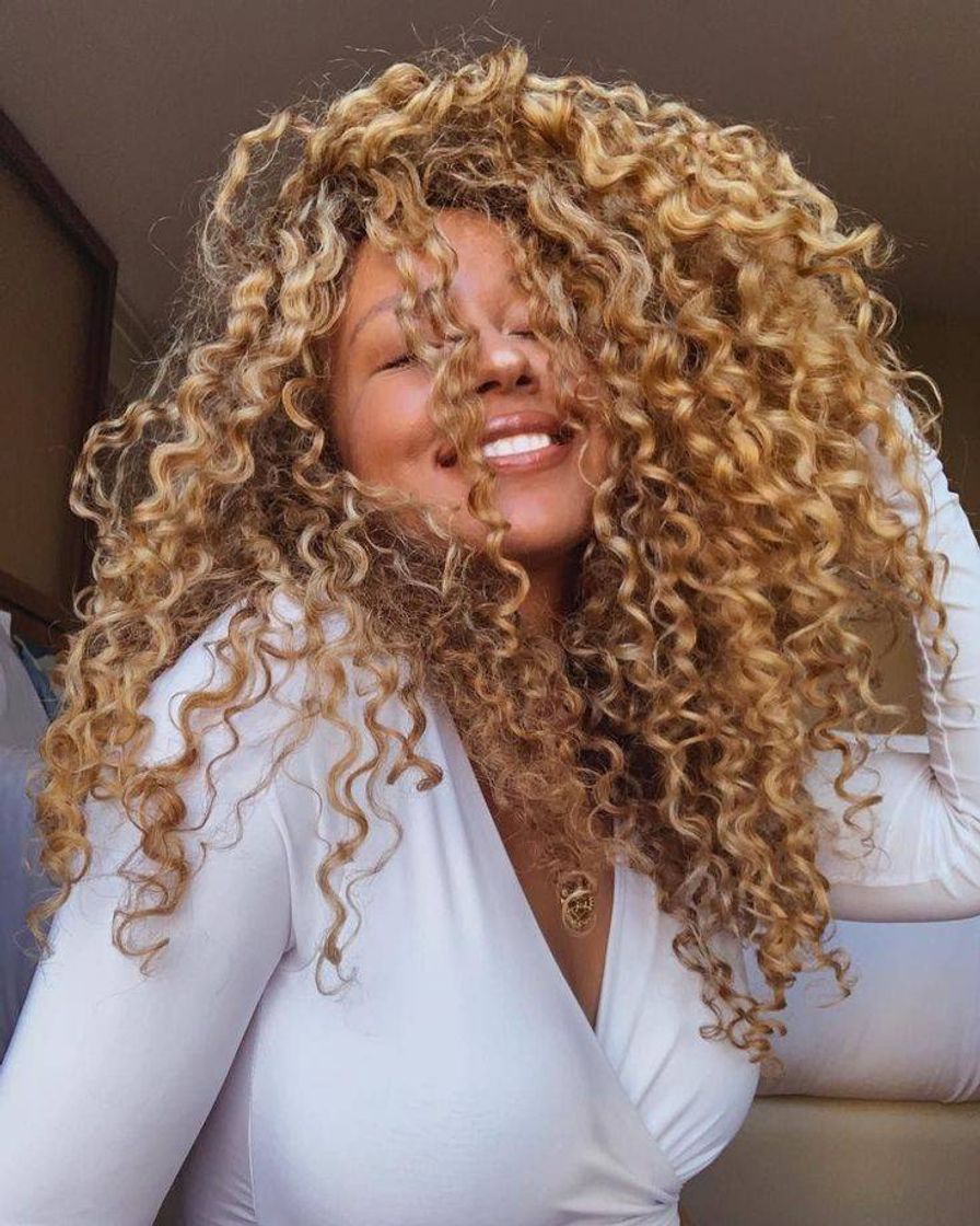 Moda blonde curls