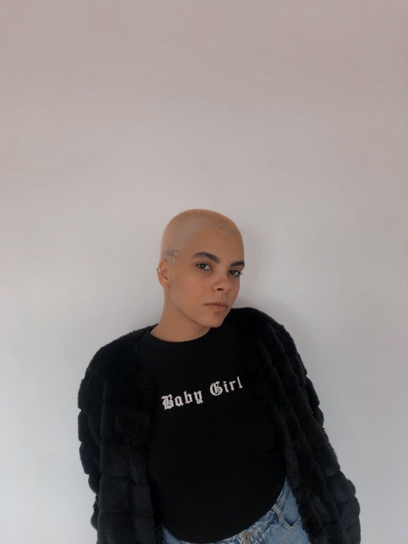 Social Bald fashion girl