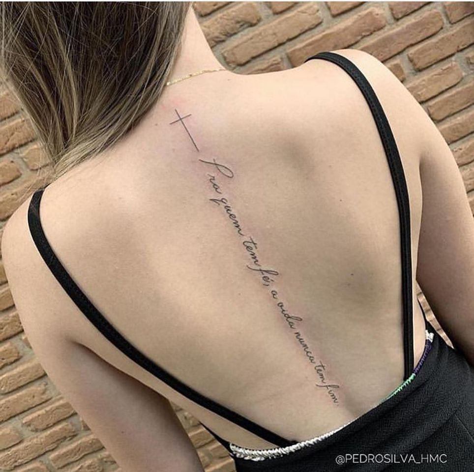 Moda Tattoo delicada nas costas frase