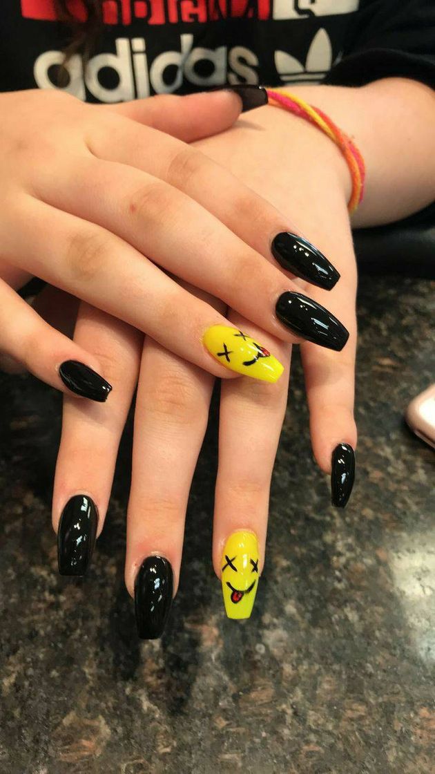 Moda Emoji nails