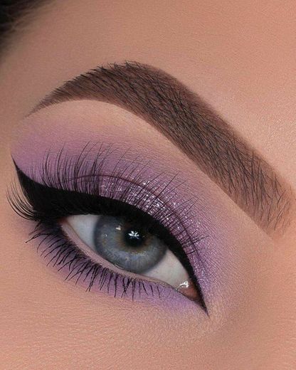 Lilac makeup with glitter