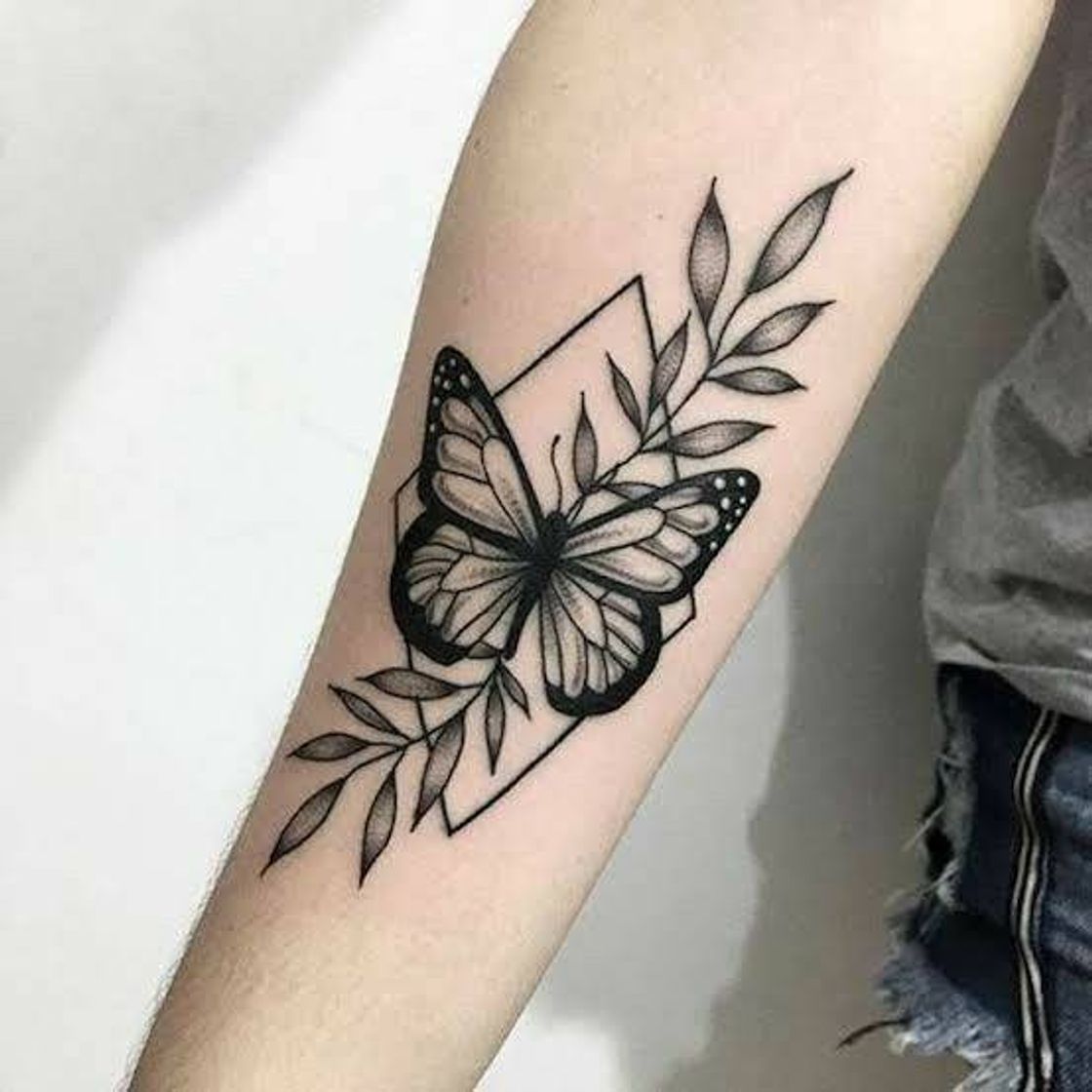 Moda Female butterfly tattoo 