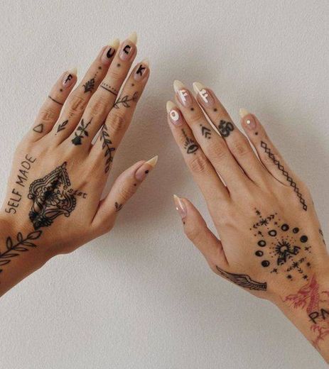 Mãos tatuadas