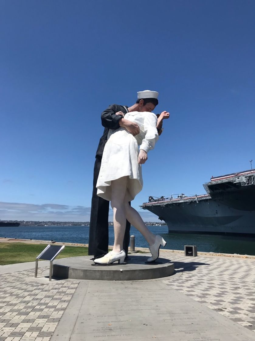 Lugares Unconditional Surrender Statue