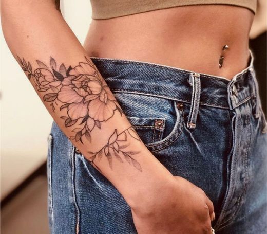 Tatuagem no braço de flores