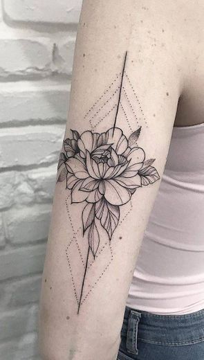 Tatuagem de flor moderna