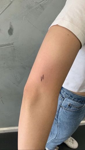 Tatuagem pequena de raio 