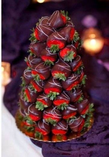 Torre de morangos com chocolate