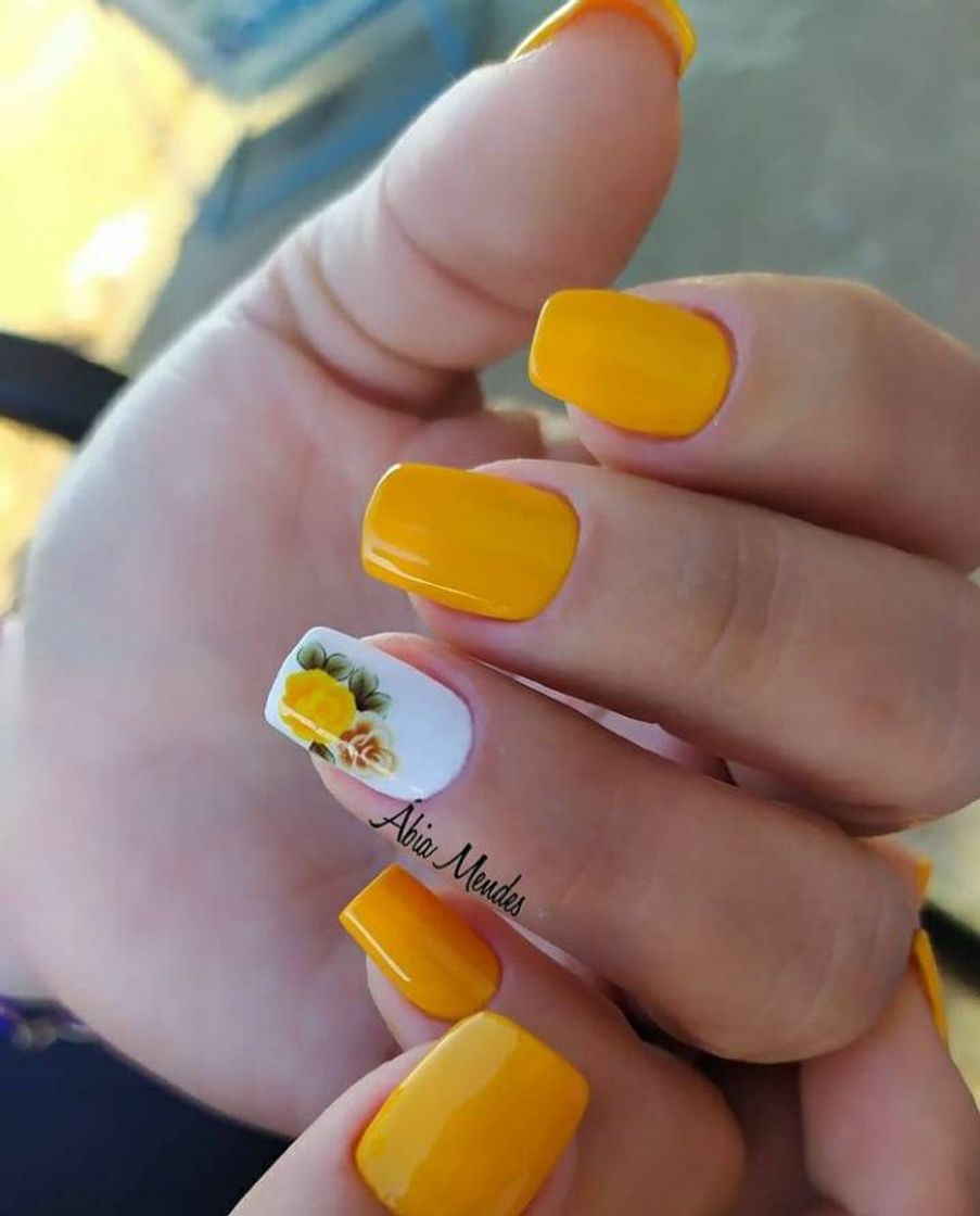 Producto Unhas amarelo e branco 